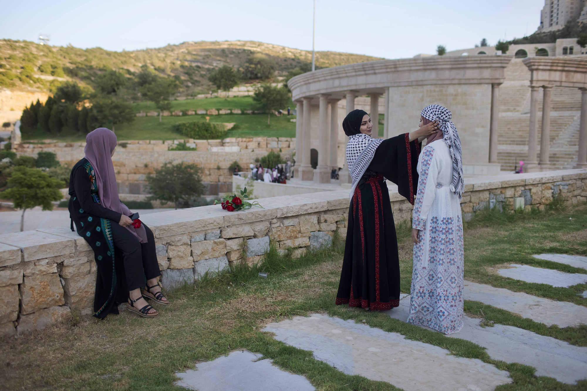 Elever på Vestbredden, Palestina, under en feiring som markerer avslutningen av videregående skole