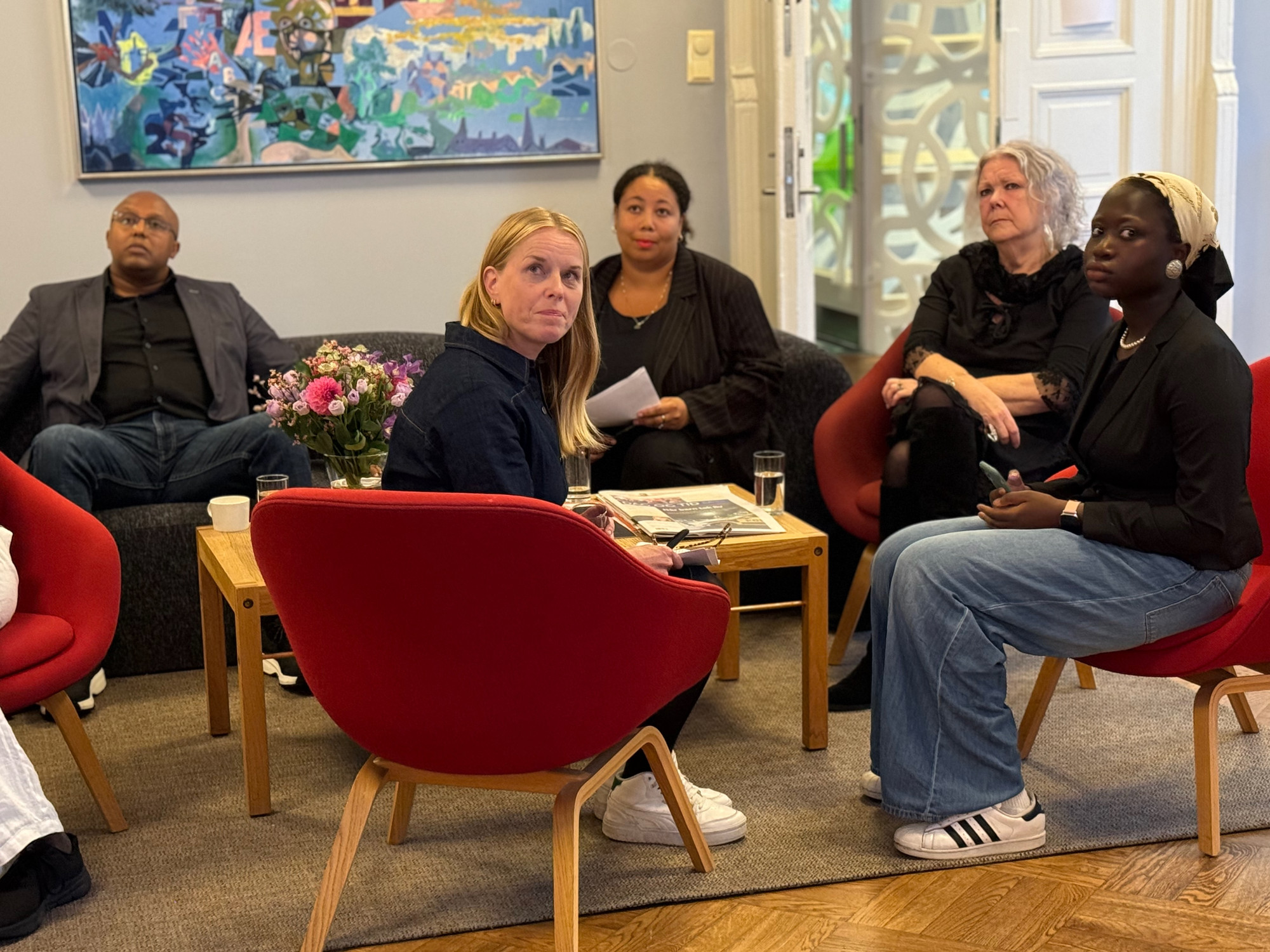 Panelistene hører på innledningen til debatten. F.v. Paul Thomas, Kristin Ask, Binta-Victoria Jammeh, og t.h. Khadija Lalla Jobarteh